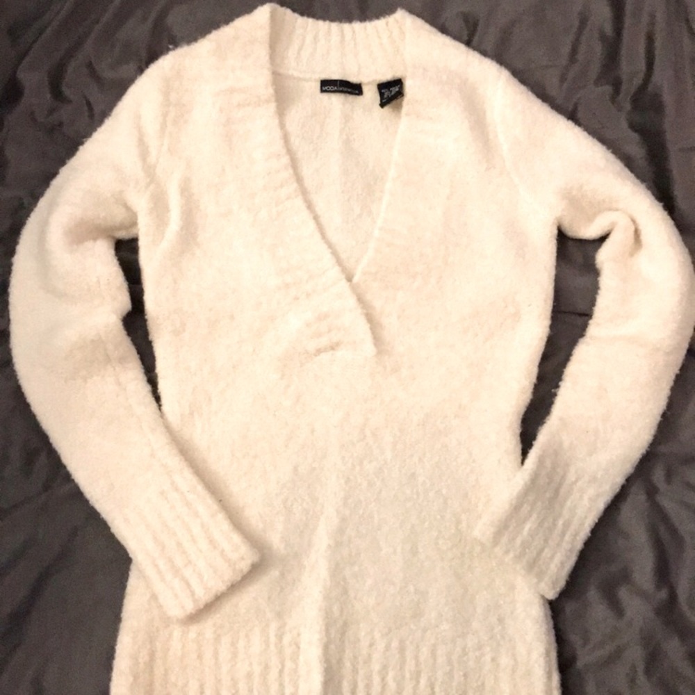 MODA- Victoria Secret Brand. Deep, Sassy, White, Wool, Chunky sweater.